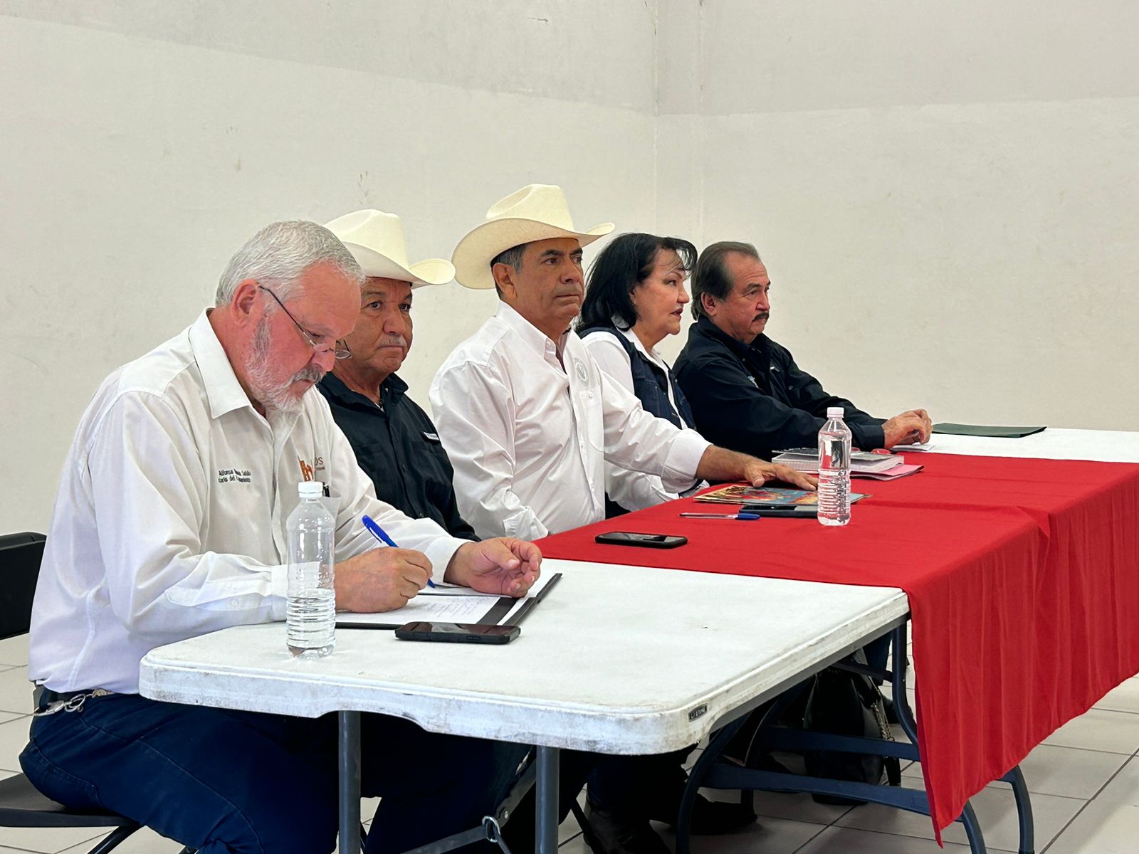 Reciben pequeños ganaderos de Álamos crédito del programa Estratégico de Protección Civil en Materia Hídrica